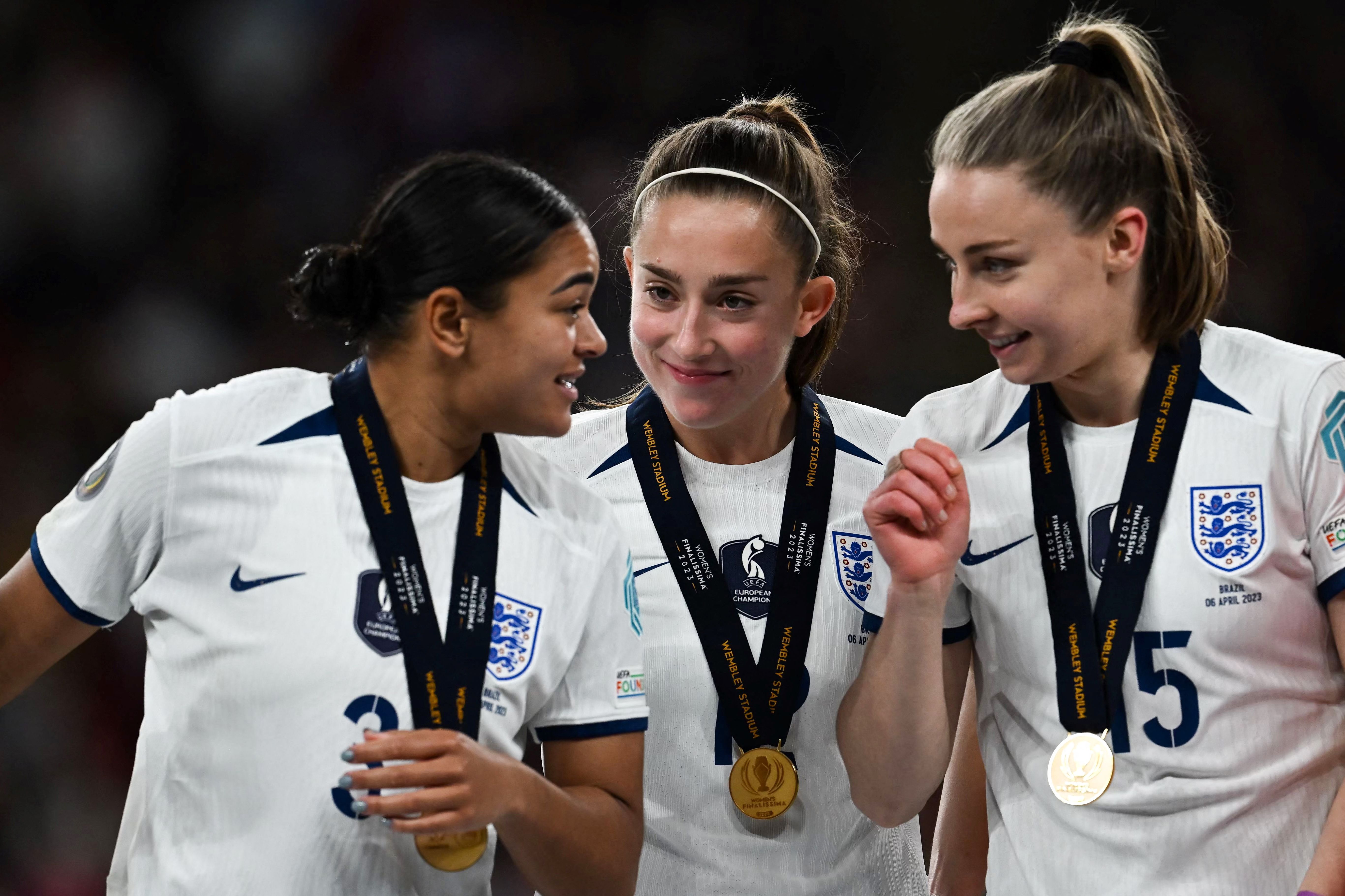 Tim Srikandi Inggris Bersuka Cita dengan trofi Finalissima pertama mereka. Di final Chloe Kelly dkk mengalahkan Brasil 4-2