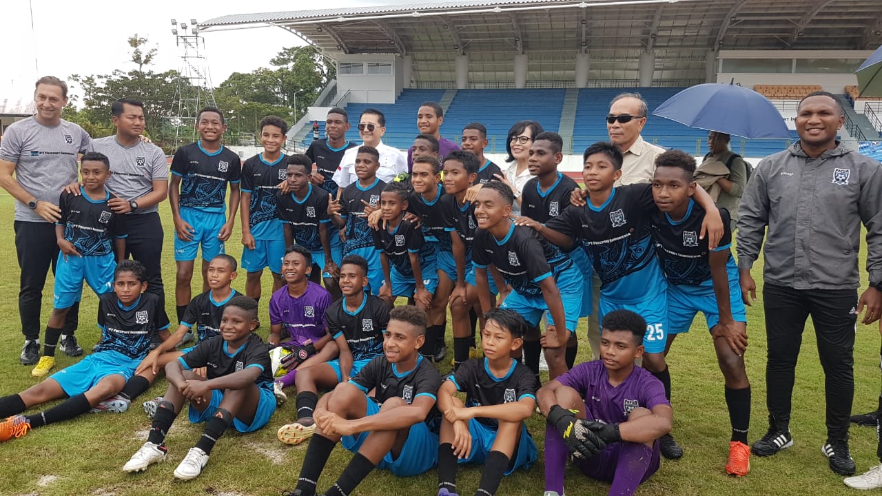  Pesepak bola muda Papua bersama Manajemen PT Freeport Indonesia di Stadion Sepak Bola Mimika 