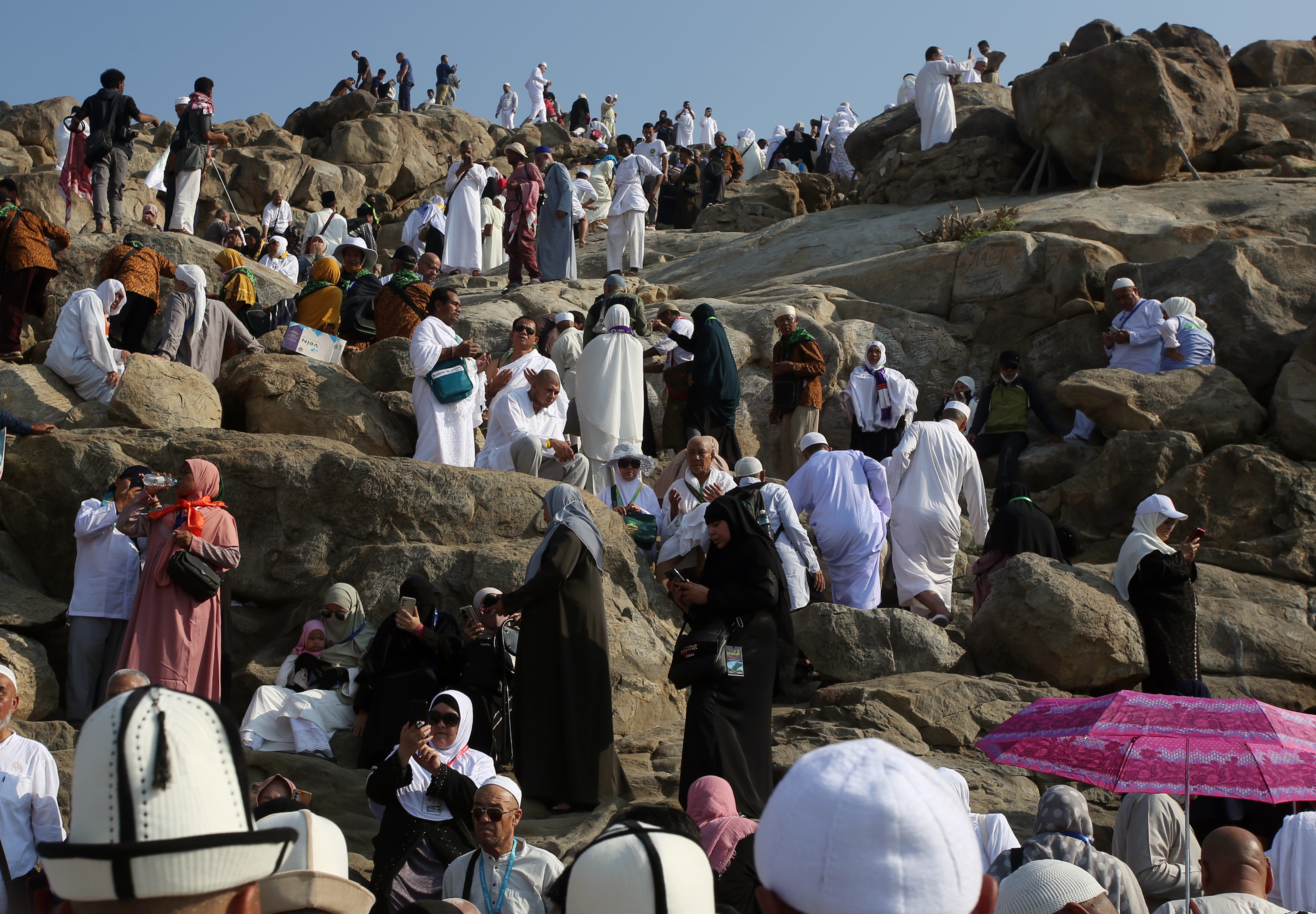  Umat muslim dari berbagai negara mencoba mendaki ke atas Jabal Rahmah di Mekkah, Arab Saudi, Sabtu (3/12/22022).