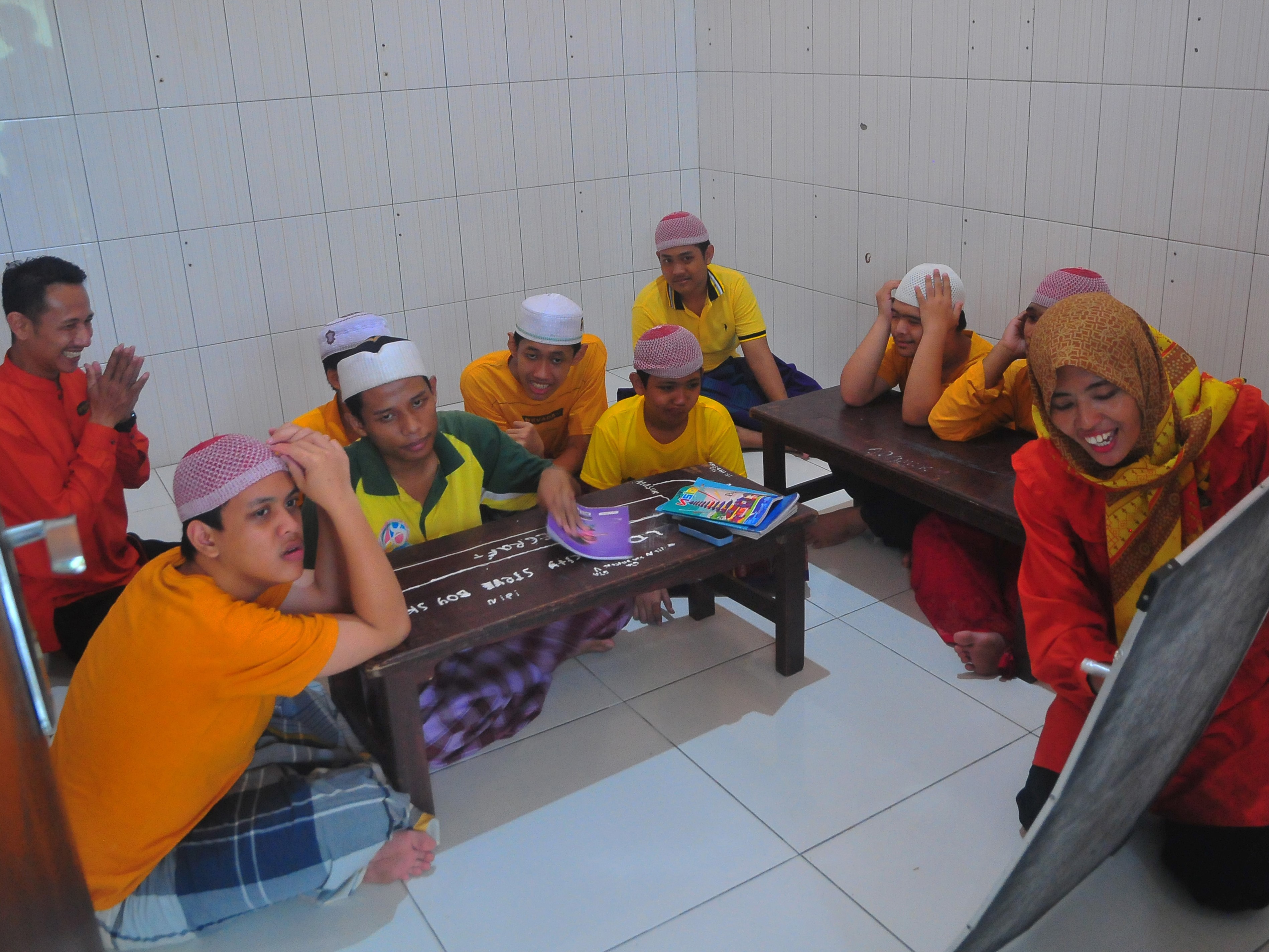 Sejumlah santri belajar membaca di pondok pesantren khusus penderita autis Al-Achsaniyyah di Desa Pedawang, Dawe, Kudus, Jawa Tengah.