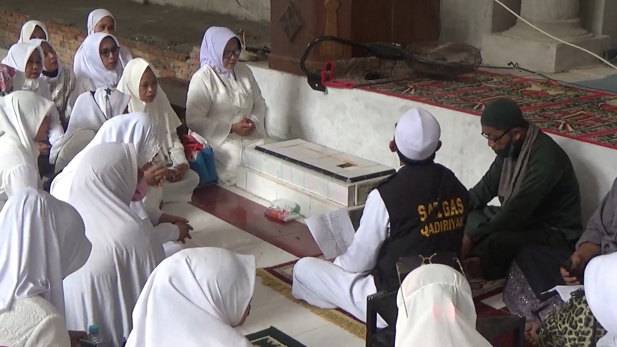 Warga berziarah ke makam Al Habib Alwi Bin Abdillah Bin Sahil Jamalullail