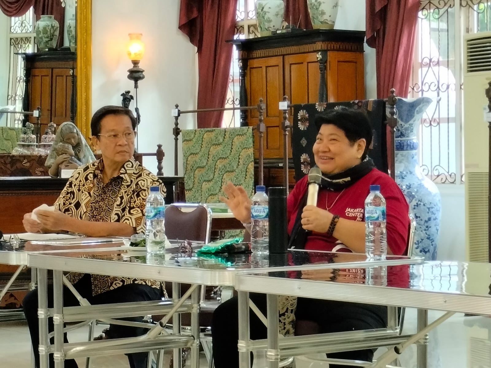 Kolektor Batik Hartono Sumarsono (kiri) dan Direktur Jakarta Center for Cultural Studies (JCCS) Lilawati Kurnia.