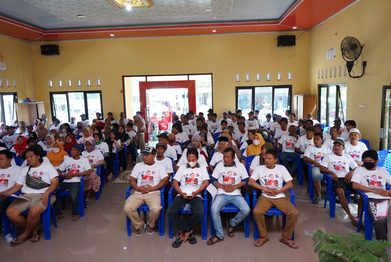 Ratusan pedagang di Kecamatan Weleri, Kendal, Jateng, menghadiri pembagian sembako yang diadakan oleh Relawan Sedulur Saklawase.