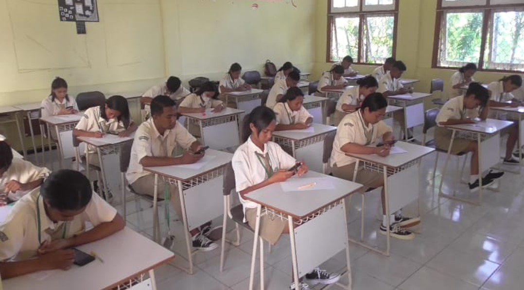 Siswa SMA Katolik Frateran Podor Flores timur NTT,  mengerjakan ujian sekolah berbasis digital