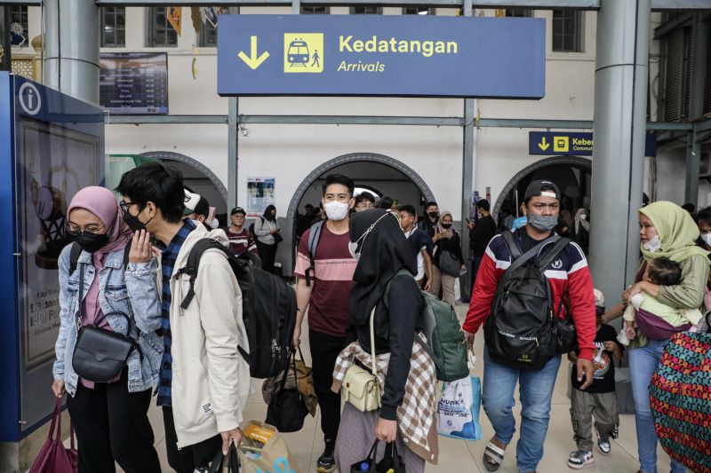 Pemudik tiba menggunakan Kereta Kerta Jaya, Surabaya Pasar Turi di Stasiun Pasar Senen, Jakarta, Selasa (25/4).