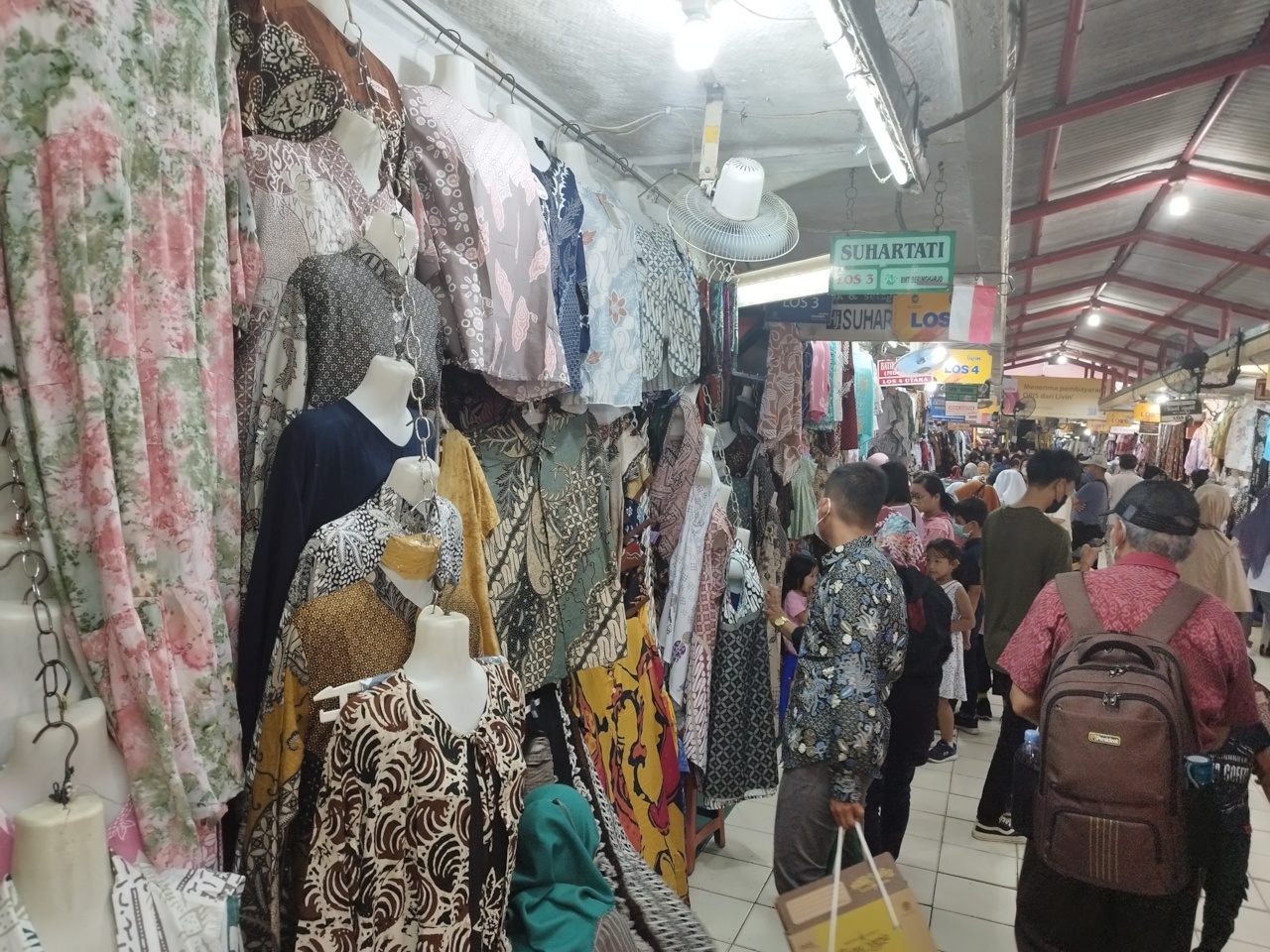 Suasana penjualan sandang di Pasar Beringharjo, Kota Yogyakarta.