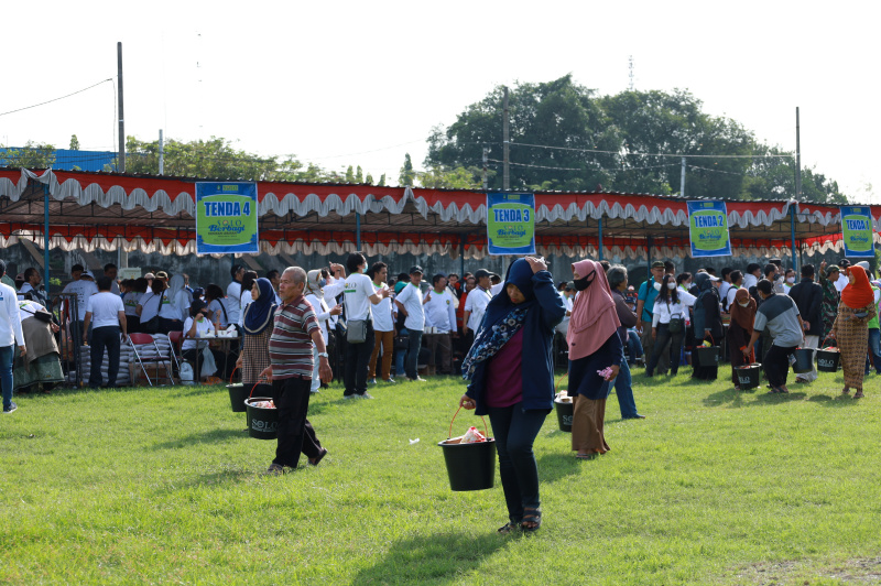 Warga membawa paket yang dibagikan SBS di Solo