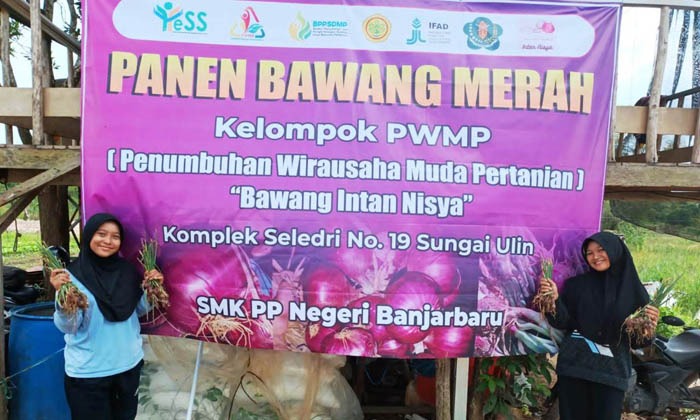 Indana dan Maisya merupakan siswi kelas XI program keahlian Agribisnis Tanaman Pangan dan Hortikultura [ATPH] SMK-PPN Banjarbaru, Kalsel.