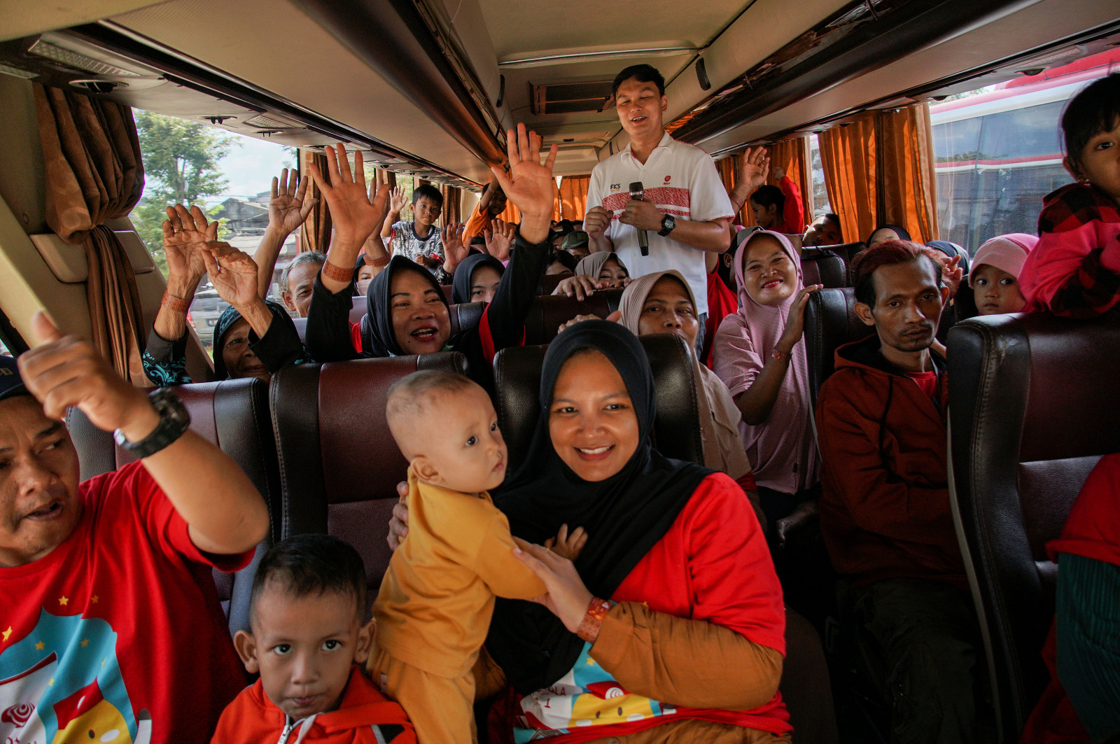 Ratusan perajin tahu tempe ikut mudik gratis Bapanas dan PT FKS MA ke Pekalongan dan Pemalang di Semanan, Jakarta Barat, Senin (17/4).