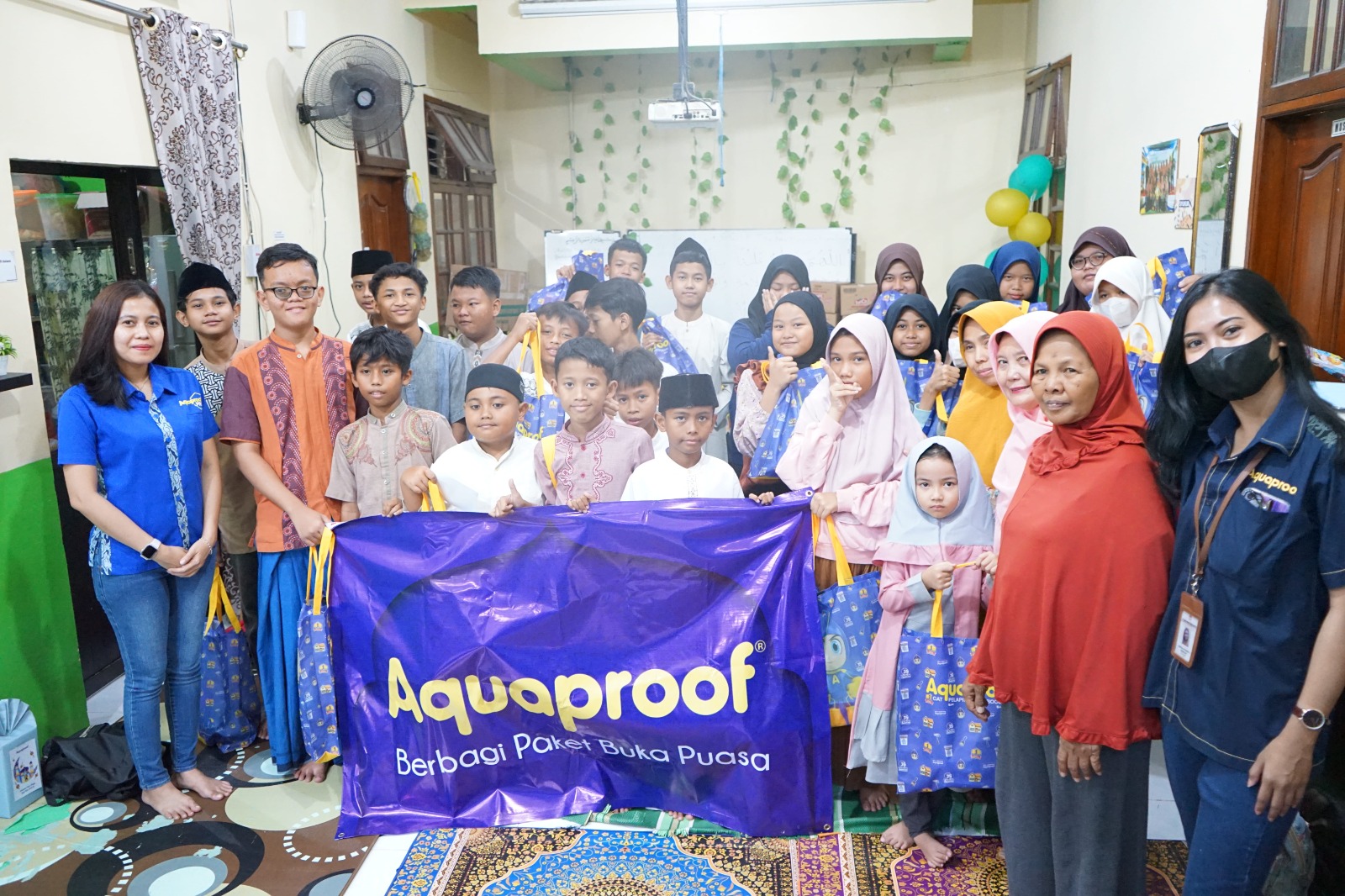 kegiatan pemberian paket buka puasa dan bantuan cat dari Aquaproof ke pondok pesantren di Jakarta Pusat