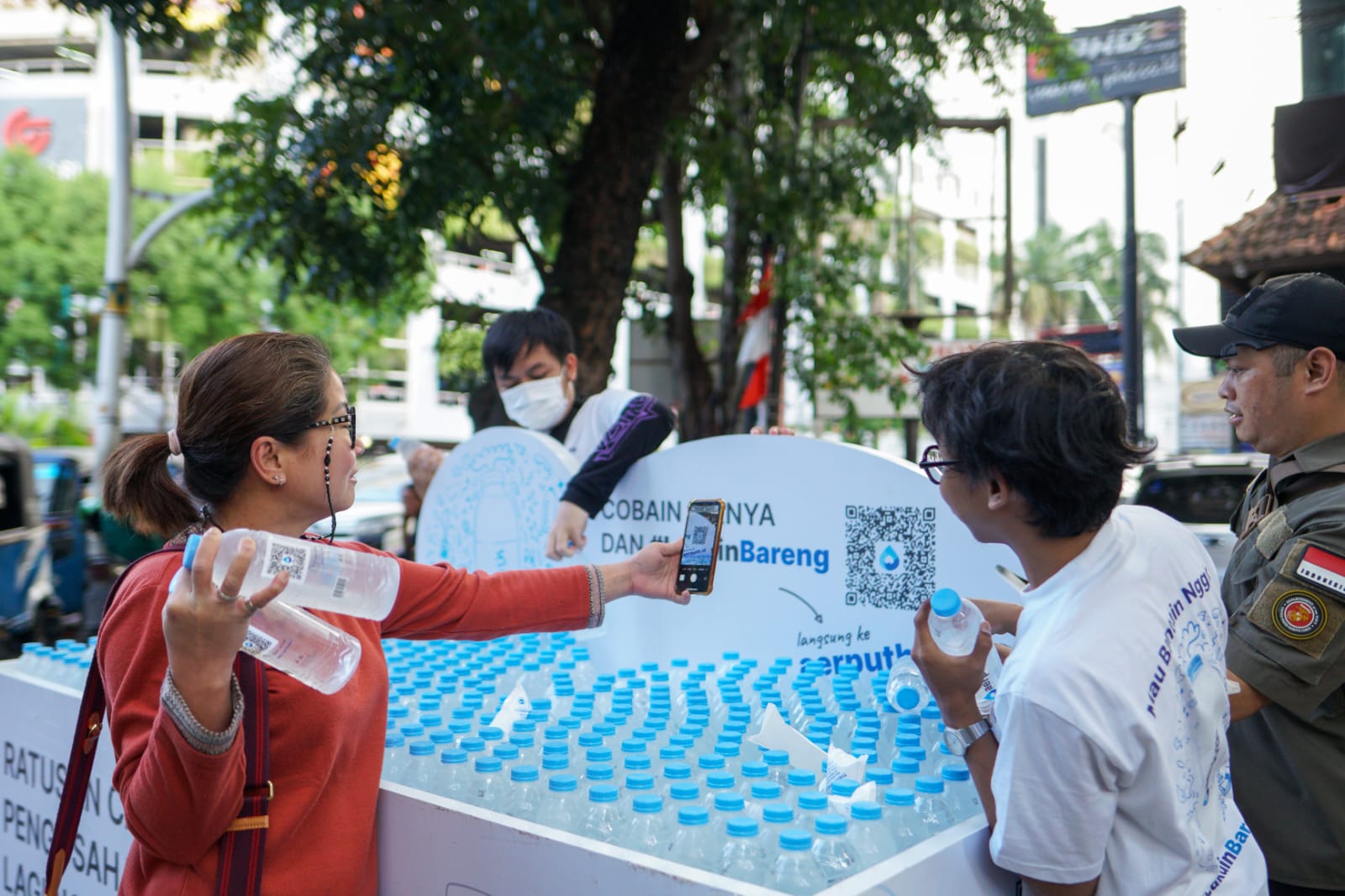 Salah satu program aerputh, bagi-bagi air mineral gratis