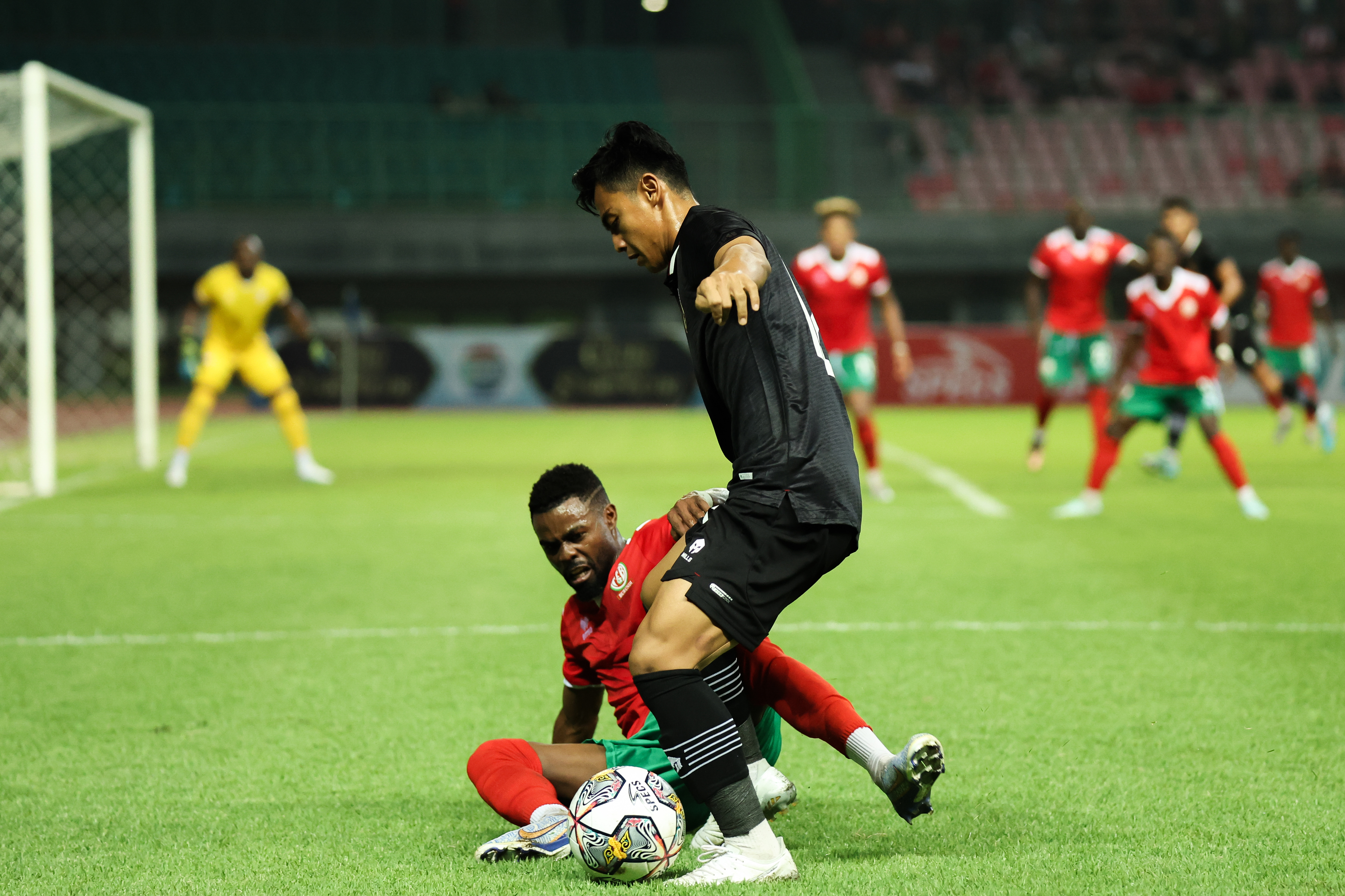 Pratama Arhan (kanan) saat berduel dengan pemain Burundi pada pertandingan melawan Burundi di Stadion Patriot Candrabhaga (28/3/2023).