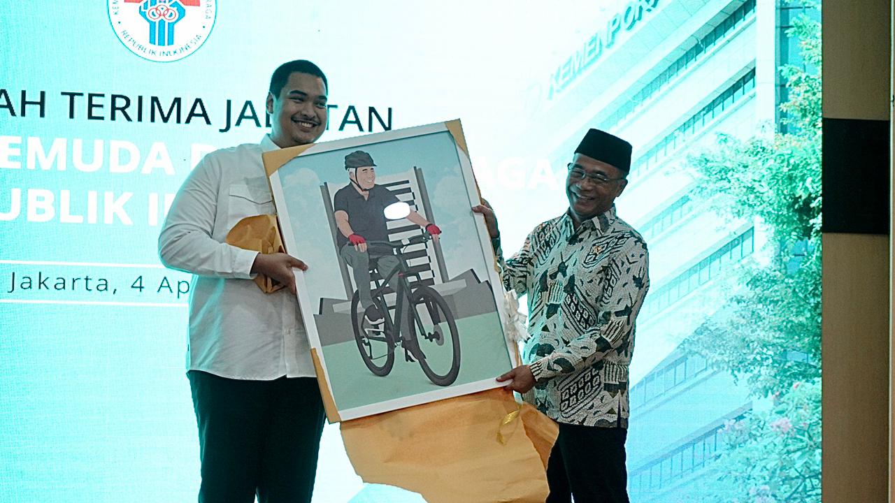 Sertijab Dito Ariotedjo (kiri) sebagai Menpora, Senin (3/4).