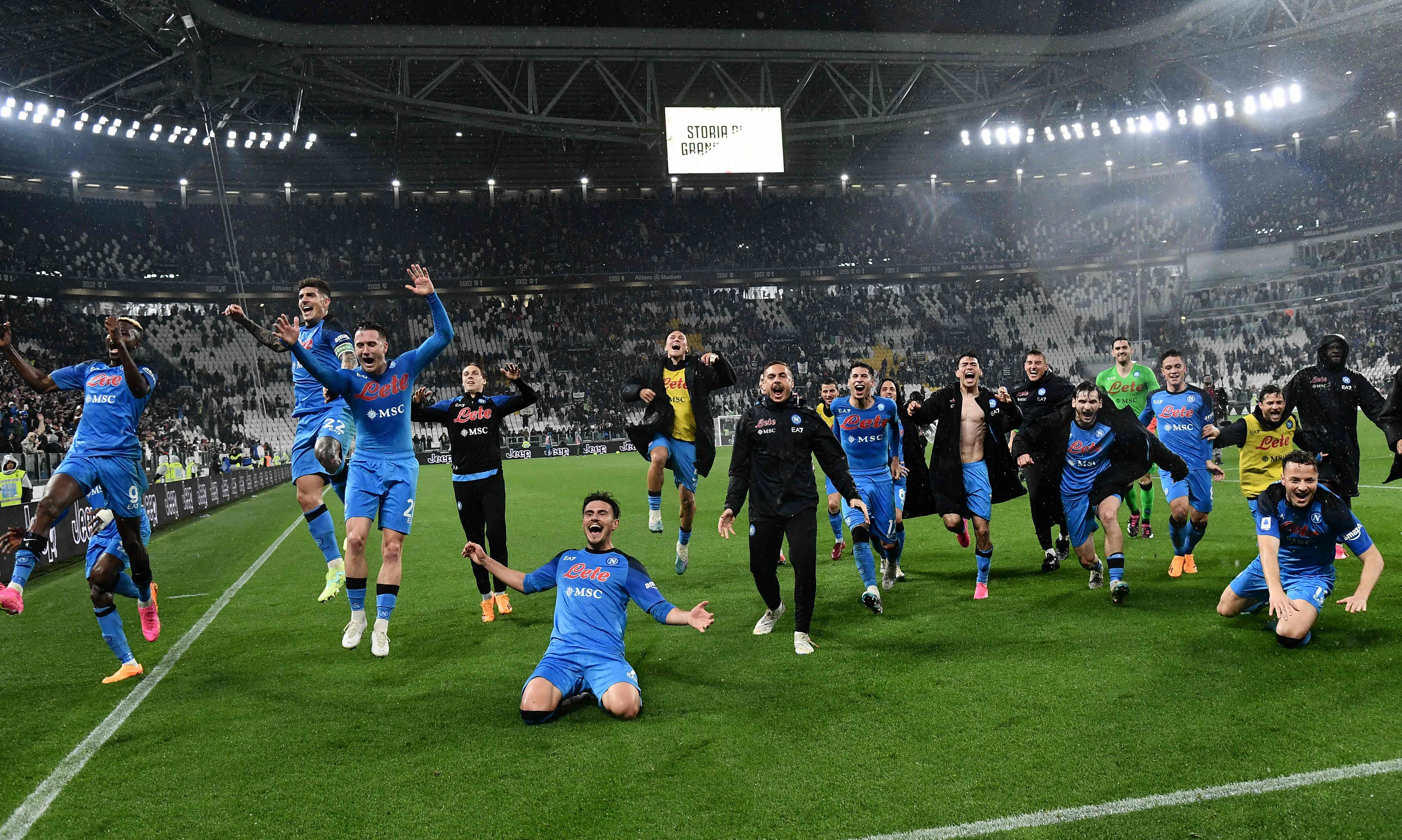Para pemain Napoli melakukan selebrasi usai mengalahkan Juventus di laga Serie A, Minggu (23/4) lalu.