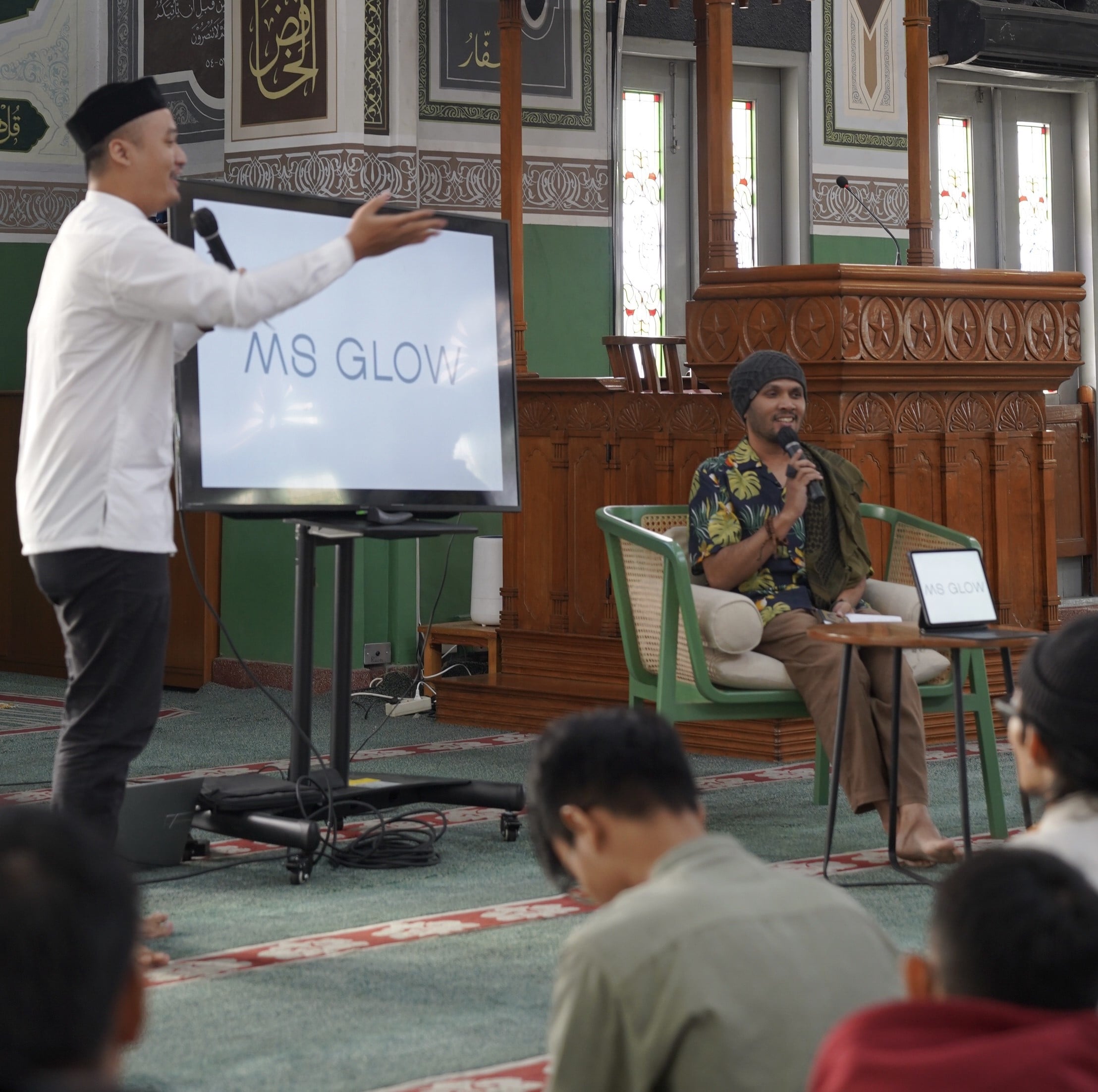 MD Glow menggelar tausiah Bersama Ustad Hanan Attaki. Acara ini digelar MS Glow di Masjid Agung Al Azhar, Jakarta.