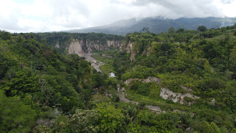 Tebing Ngarai Sianok longor setelah gempa yang terjadi di Bukitinggi.