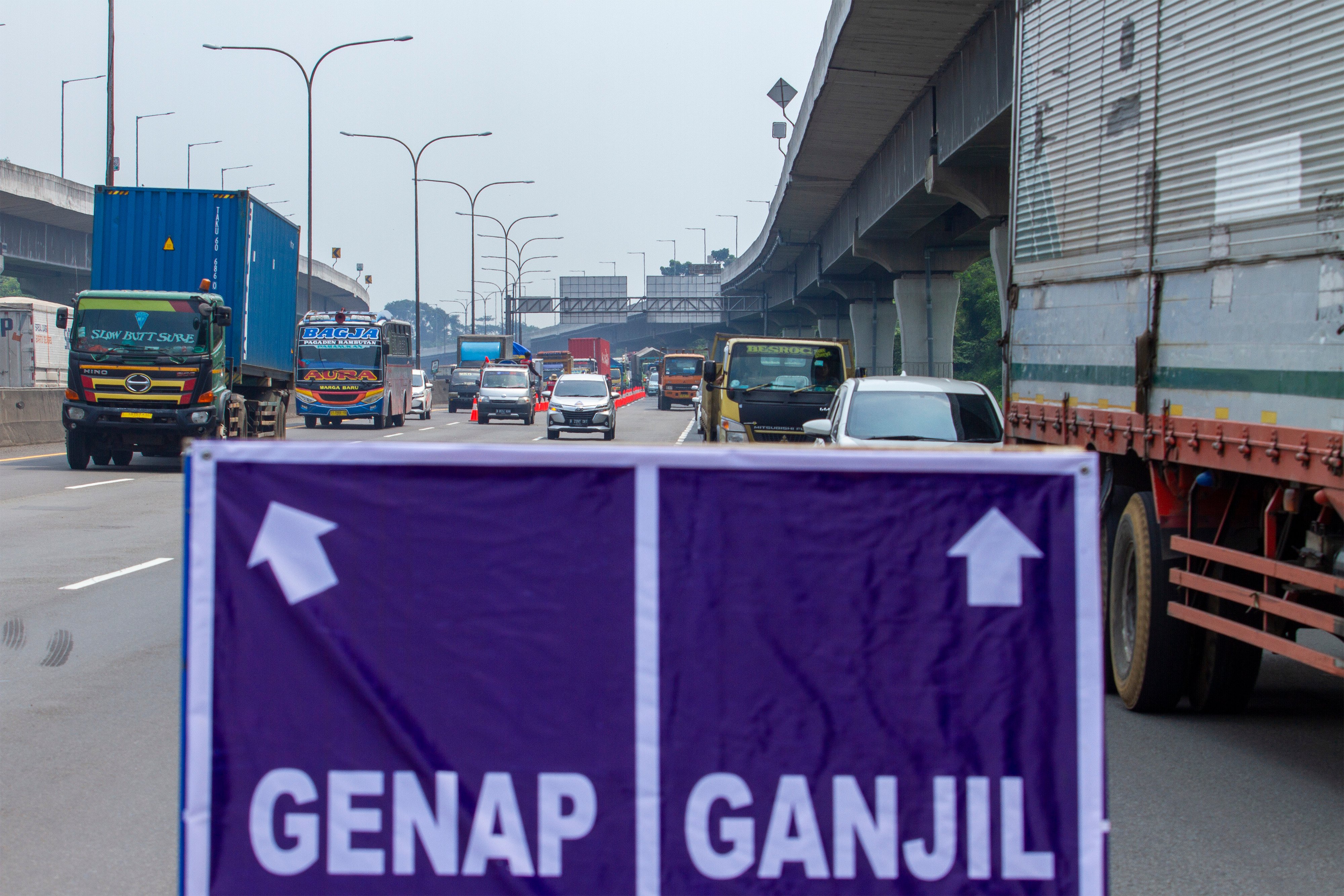 Uji coba ganjil genap di Tol Jakarta - Cikampek Karawang, beberapa waktu lalu. 