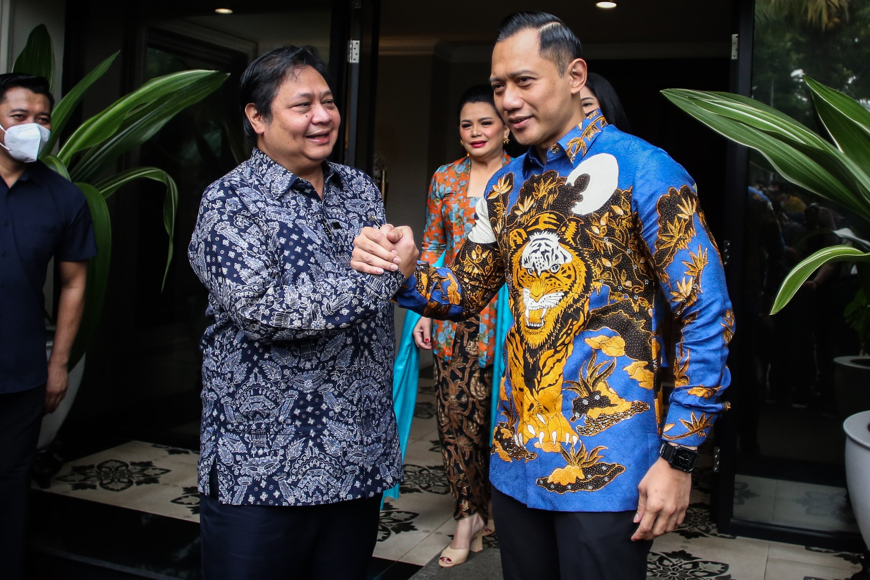 Momen kebersamaan Ketua Umum Partai Golkar Airlangga Hartarto dengan Ketua Umum Partai Demokrat AHY