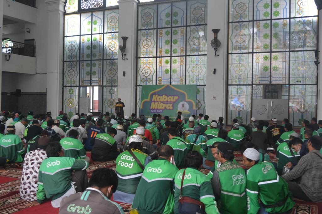 14 Ribu Mitra Grab di 39 Kota Isi Ramadan dengan Tausiyah dan Bagikan Takjil
