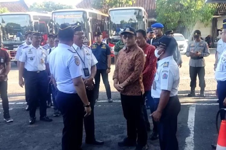 Walikota Denpasar, I Gusti Ngurah Jaya Negara saat meninjau persiapan mudik lebaran.