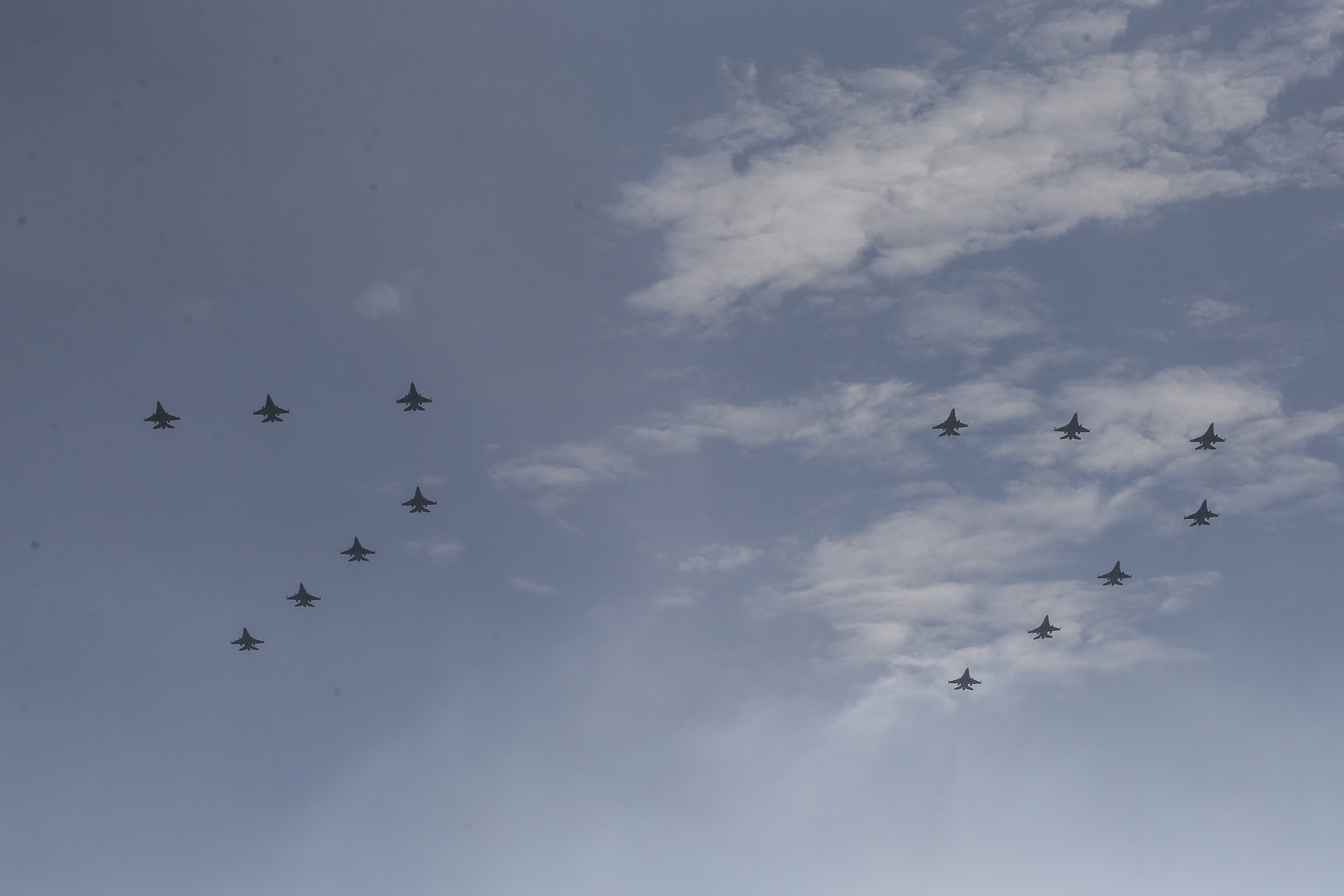 Atraksi pesawat F-16 saat gladi HUT ke-77 TNI AU di Lanud Halim Perdanakusuma, Jakarta, Kamis (6/4/2023).