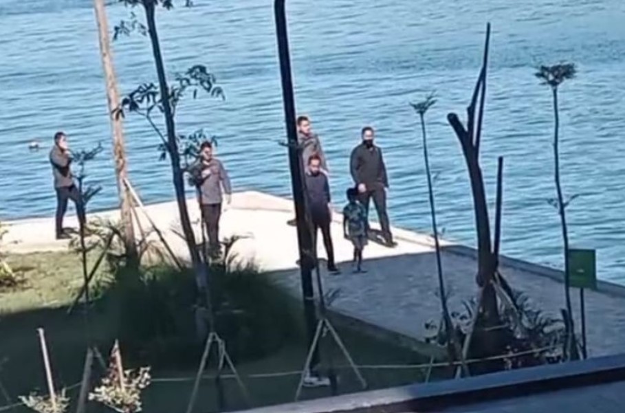 Presiden Jokowi berjalan bersama cucunya, Jan Ethes, di belakang Hotel Meruorah, Labuan Bajo, Manggarai Barat, NTT, Minggu (23/4).