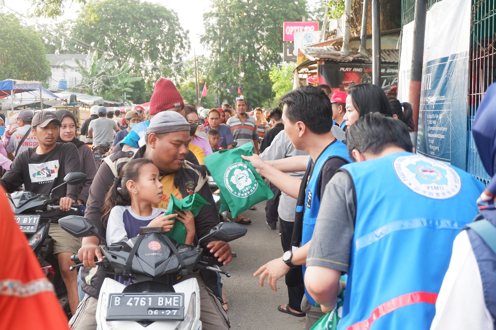 Paguyuban Sosial Marga Tionghoa Indonesia (PSMTI) membagikan 500 takjil buka puasa di Kalideres, Jakbar, Sabtu (1/4).