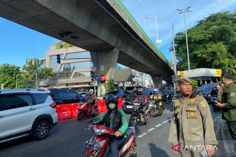 Dishub DKI Jakarta membongkar beton penutup putaran balik di Simpang Santa, karena menimbulkan kemacetan.
