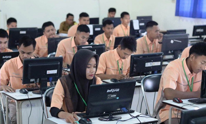 Siswa SMK Pembangunan Pertanian Negeri Banjarbaru, Kalimantan Selatan, melaksanakan kegiatan belajar