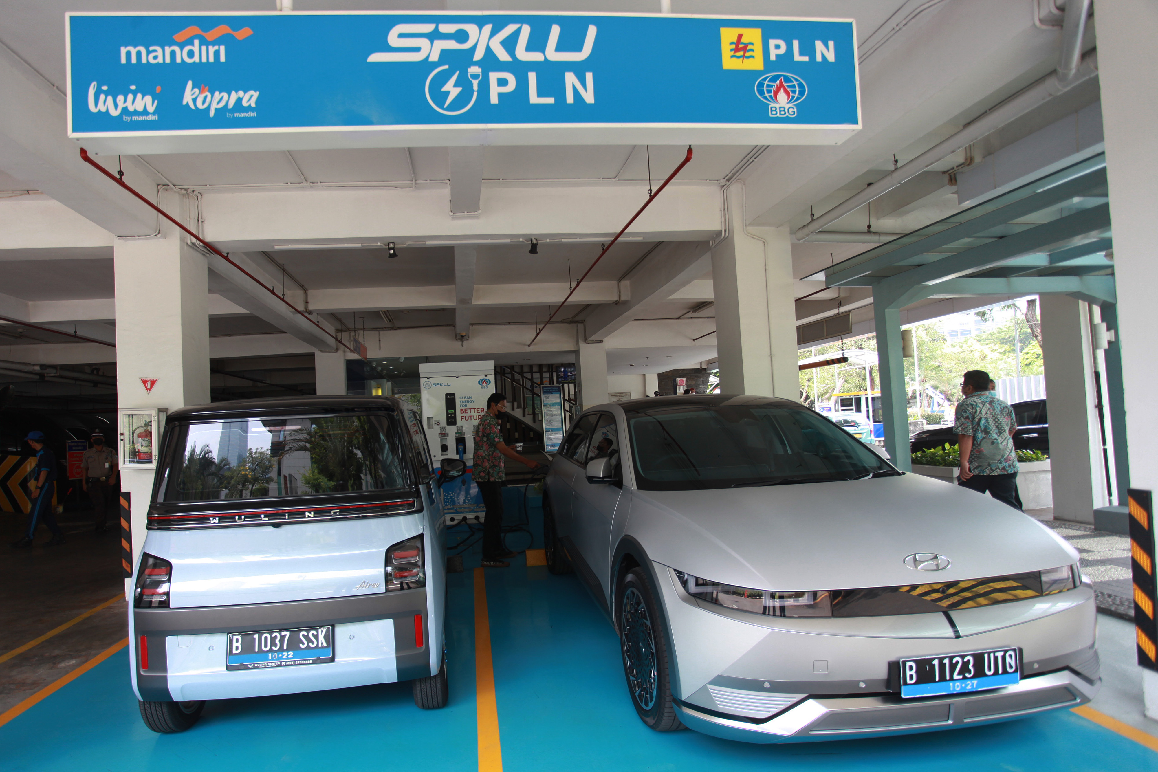 SPKLU atau Stasiun Pengisian Kendaraan Listrik Umum.