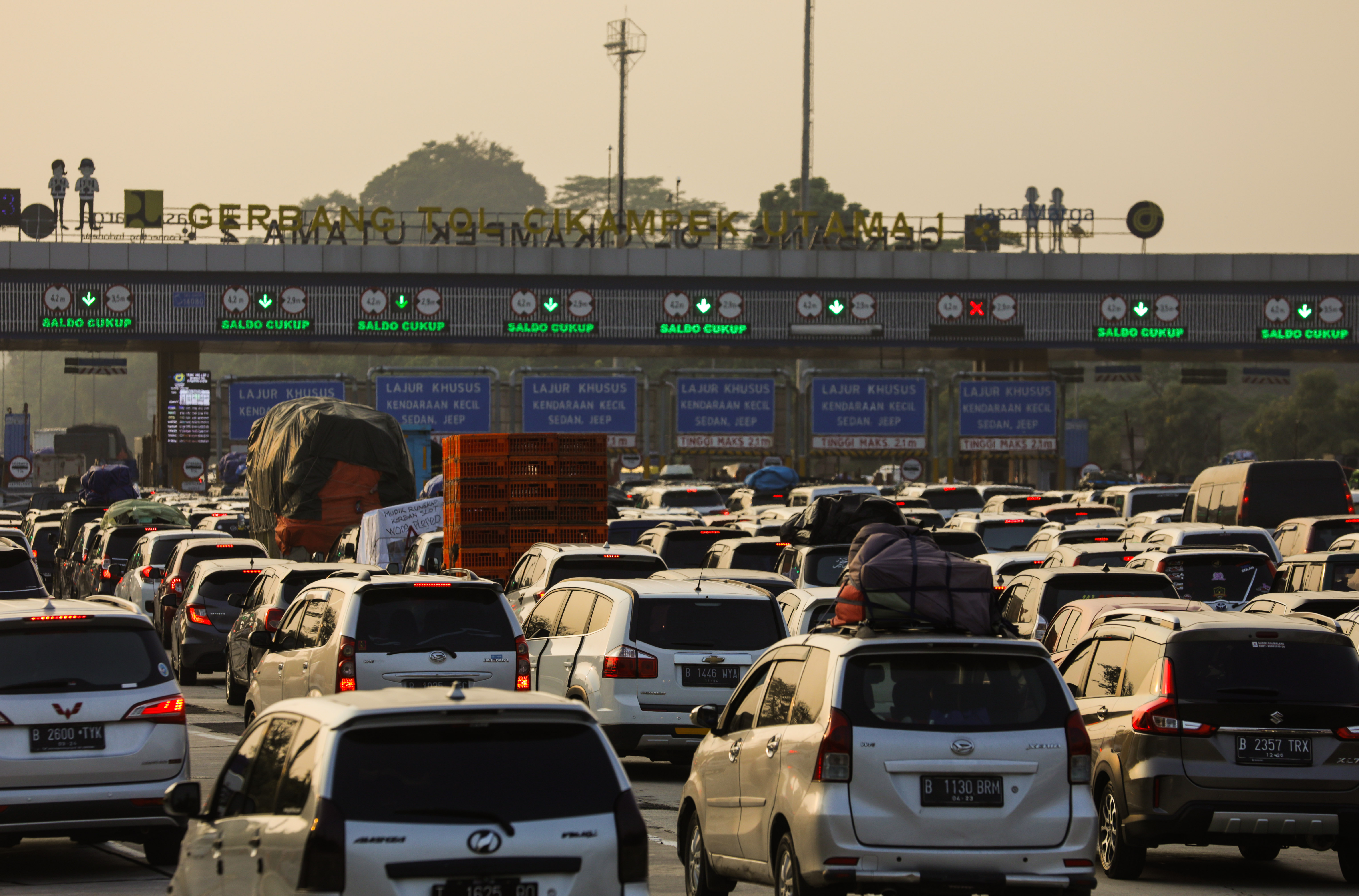 Kepadatan kendaraan sekitar pukul 06.00-07.00 WIB di Gerbang Tol (GT) Cikampek Utama, Karawang, Jawa Barat, 
