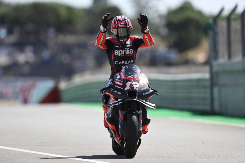 Pebalap Tim Aprilia Racing Maverick Vinales melakukan selebrasi usai meraih podium kedua di GP Portugal.