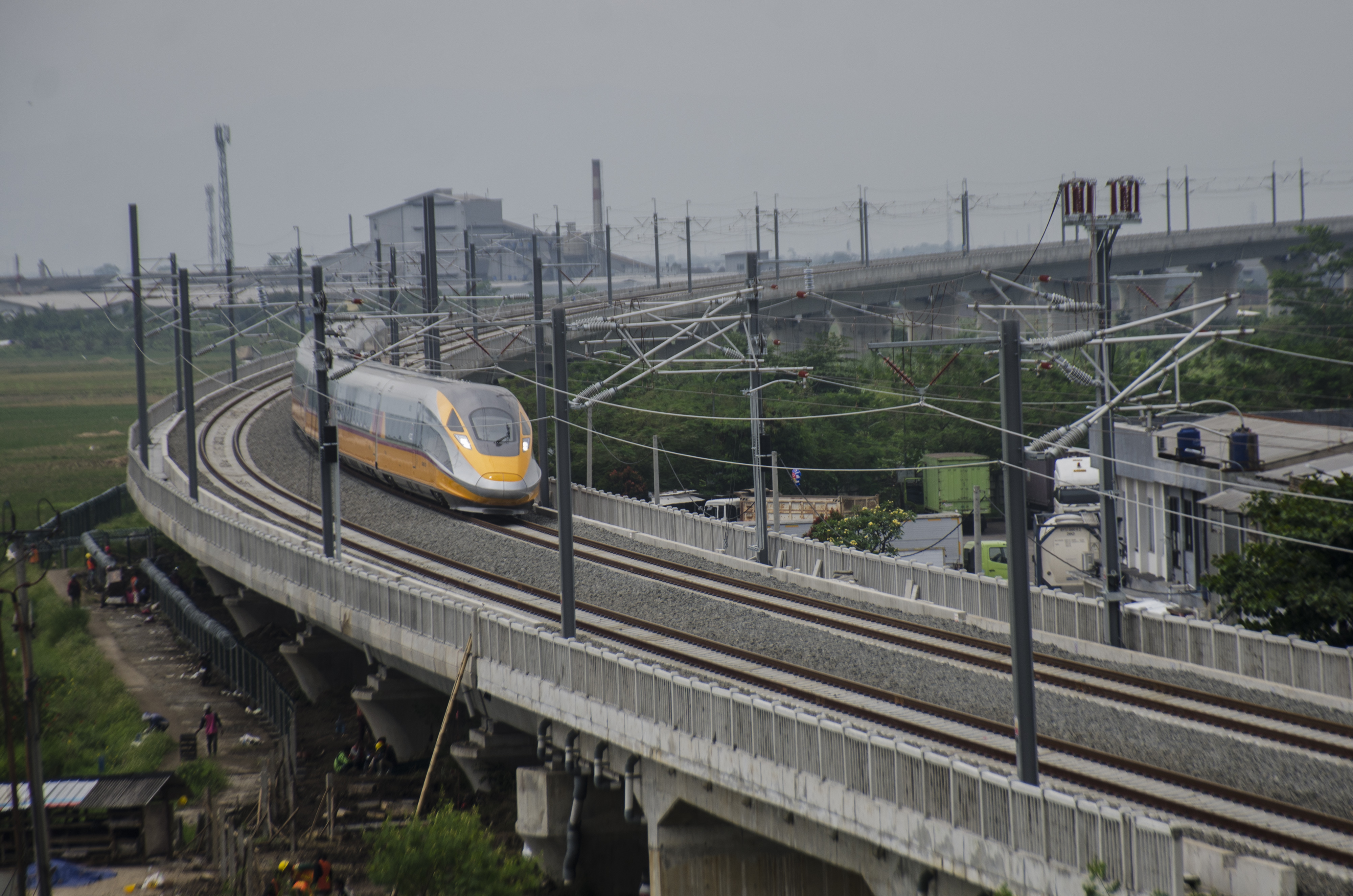 Rangkaian comprehensive inspection train (CIT) Kereta Cepat menjalani persiapan untuk uji coba dinamis di jalur Tegalluar, Bandung.
