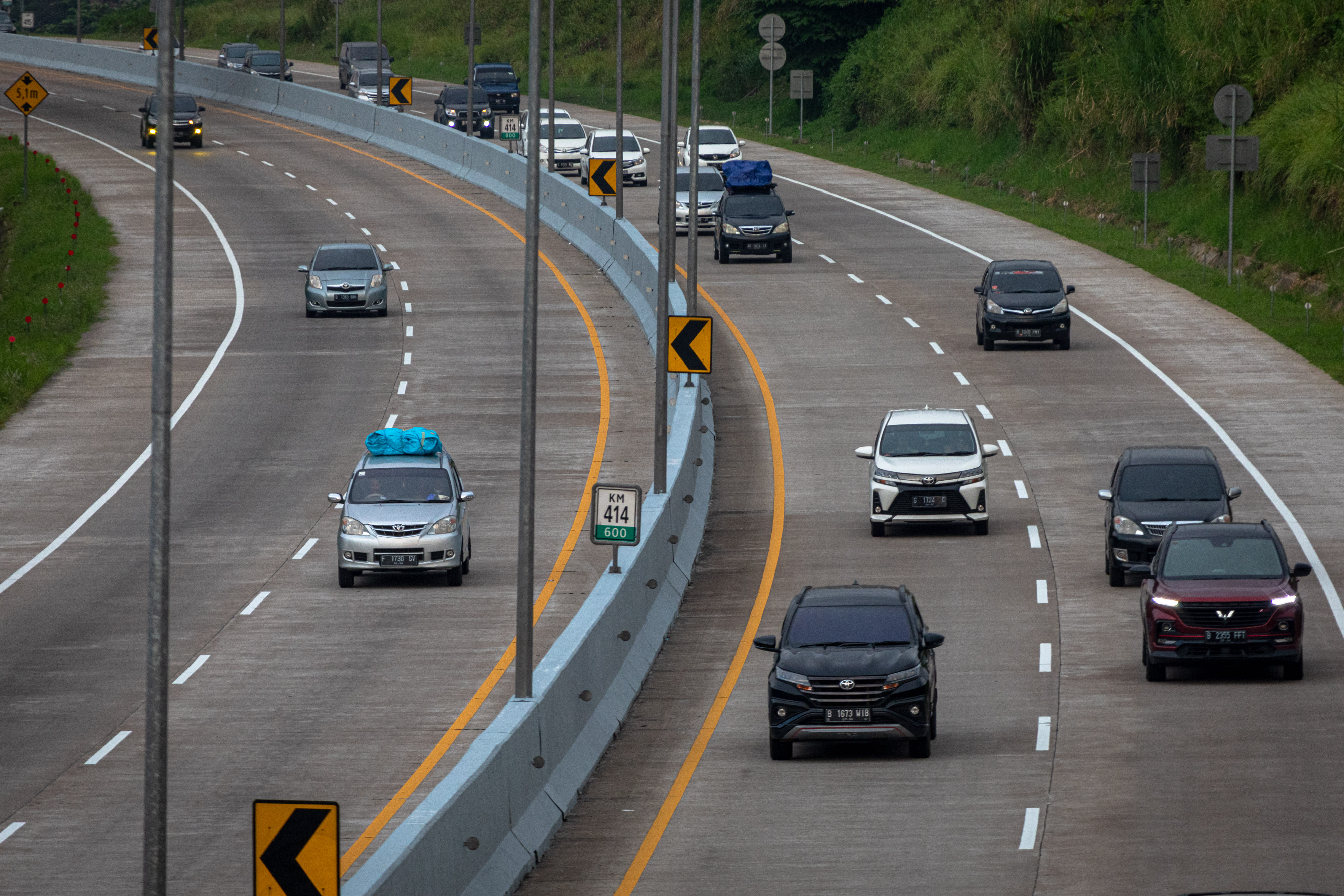 Penerapan sistem satu arah (one way) di tol Kalikangkung, Semarang, Jawa Tengah, pada mudik 2022.