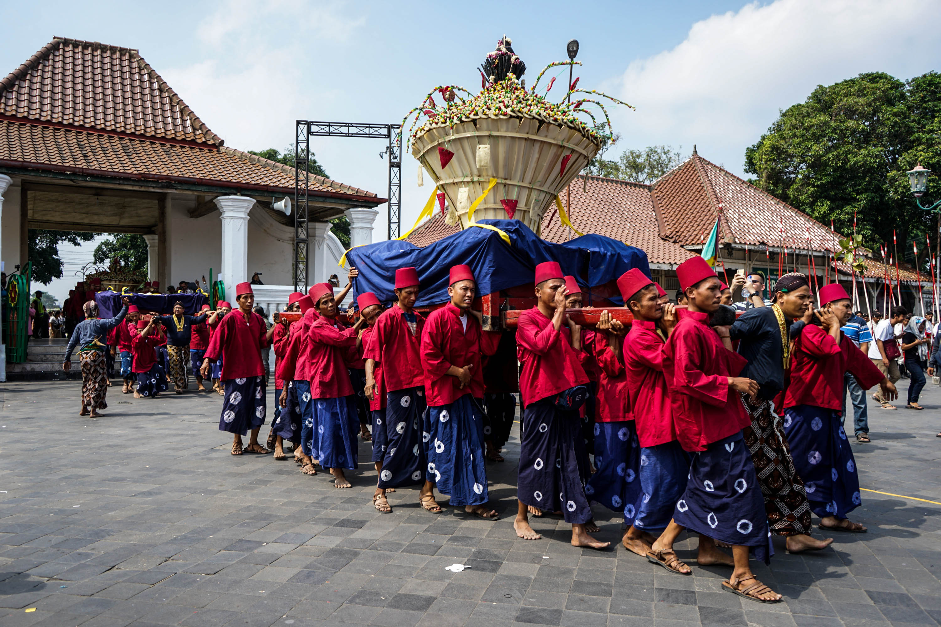 Sejumlah Abdi Dalem Keraton membawa gunungan saat prosesi Grebeg Syawal 1440 H di Masjid Gede Kauman, Yogyakarta pada 2019