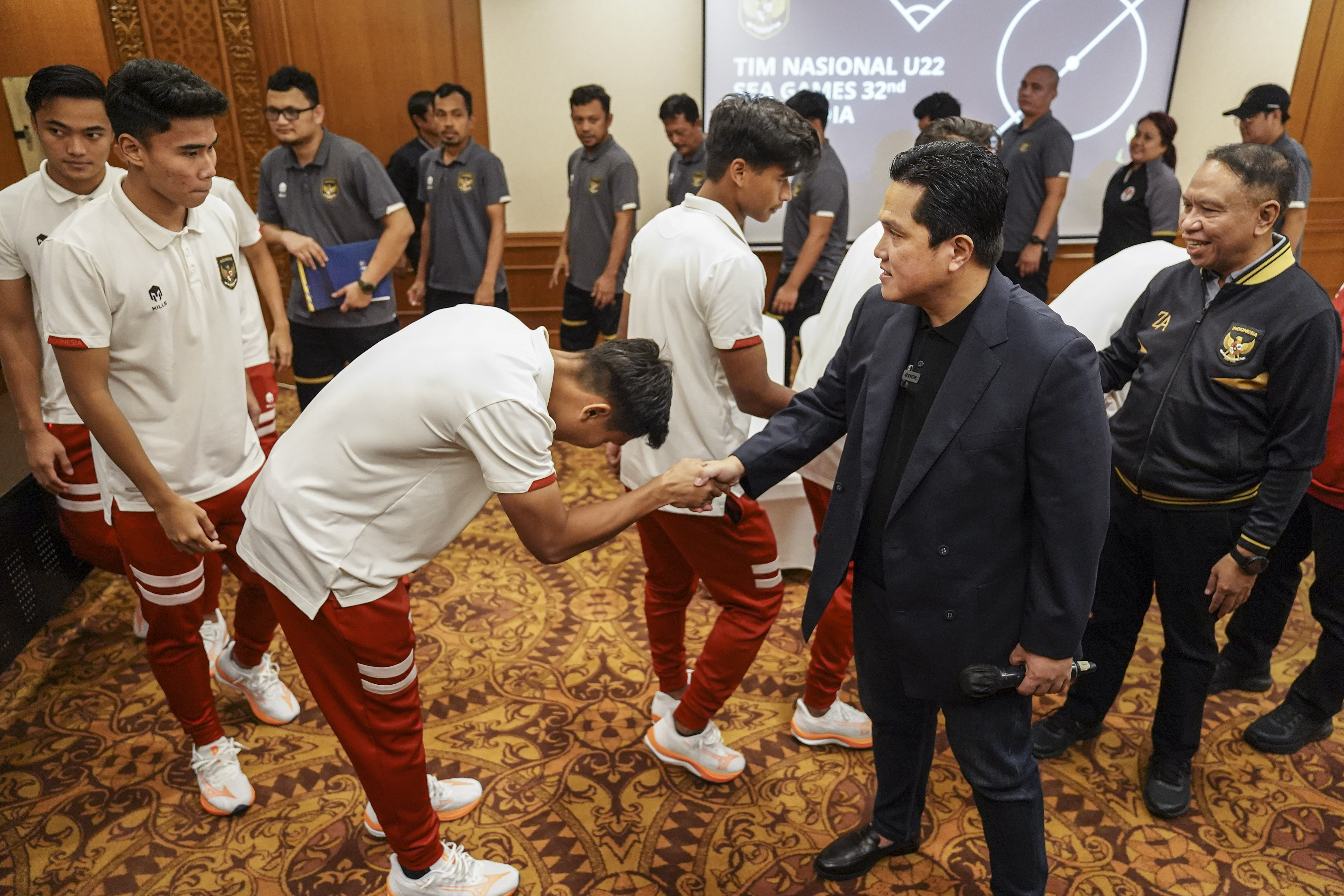 Erick Thohir bersama sejumlah atlet sepak bola nasional
