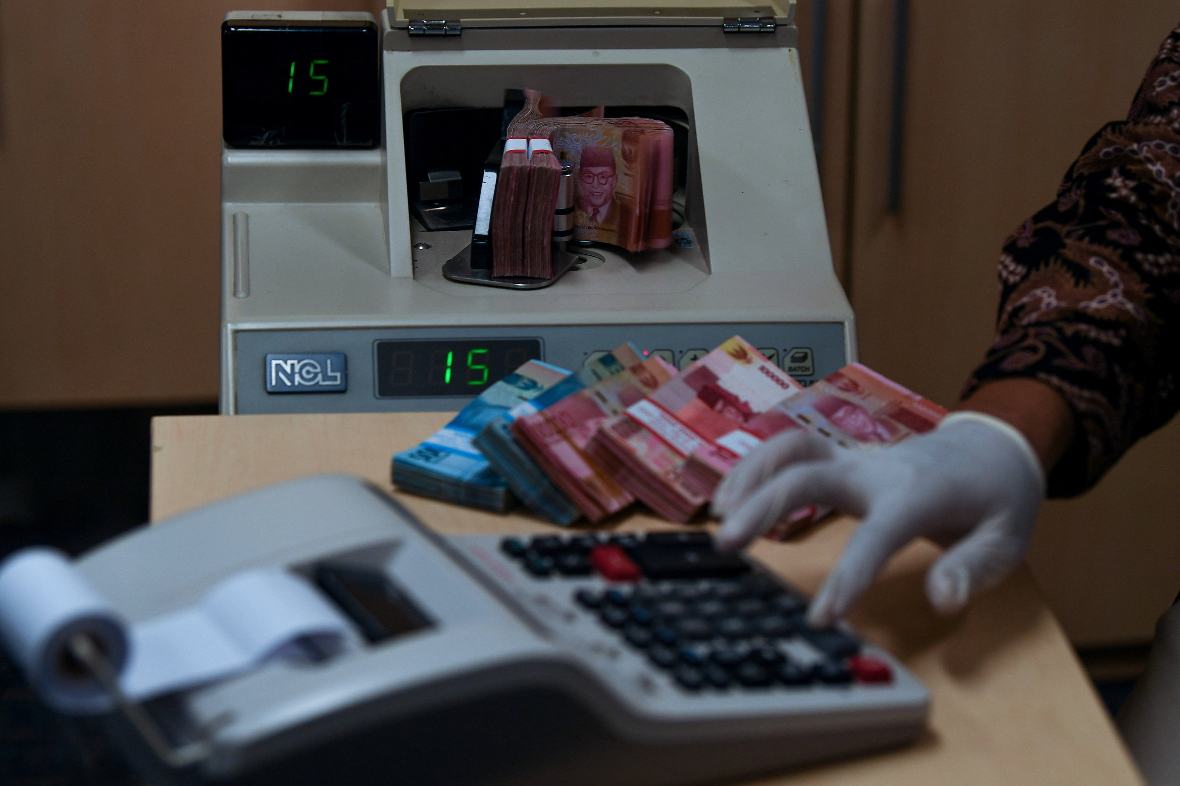 Teller menghitung uang di Bank BNI, Jakarta, Kamis (21/4/2022). 