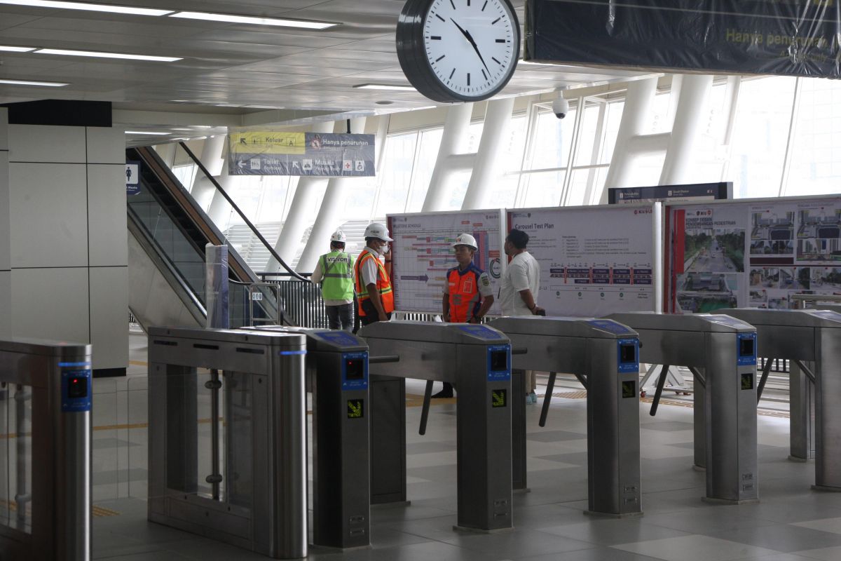 Petugas berada di pintu peron Stasiun LRT Jabodebek Dukuh Atas, Setiabudi, Jakarta.