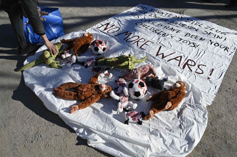 Aktivis meletakkan boneka sebagai bentuk duka cita terhadap anak-anak yang meninggal akibat perang di Ukraina.