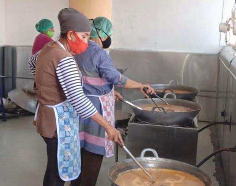 Sejumlah ibu anggota Kopwan IKABOGA sedang memasak randang.