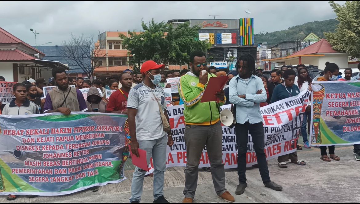 Aktivis antikorupsi dan mahasiswa Papua menggelar unjuk rasa menuntut Plt Bupati Mimika ditahan