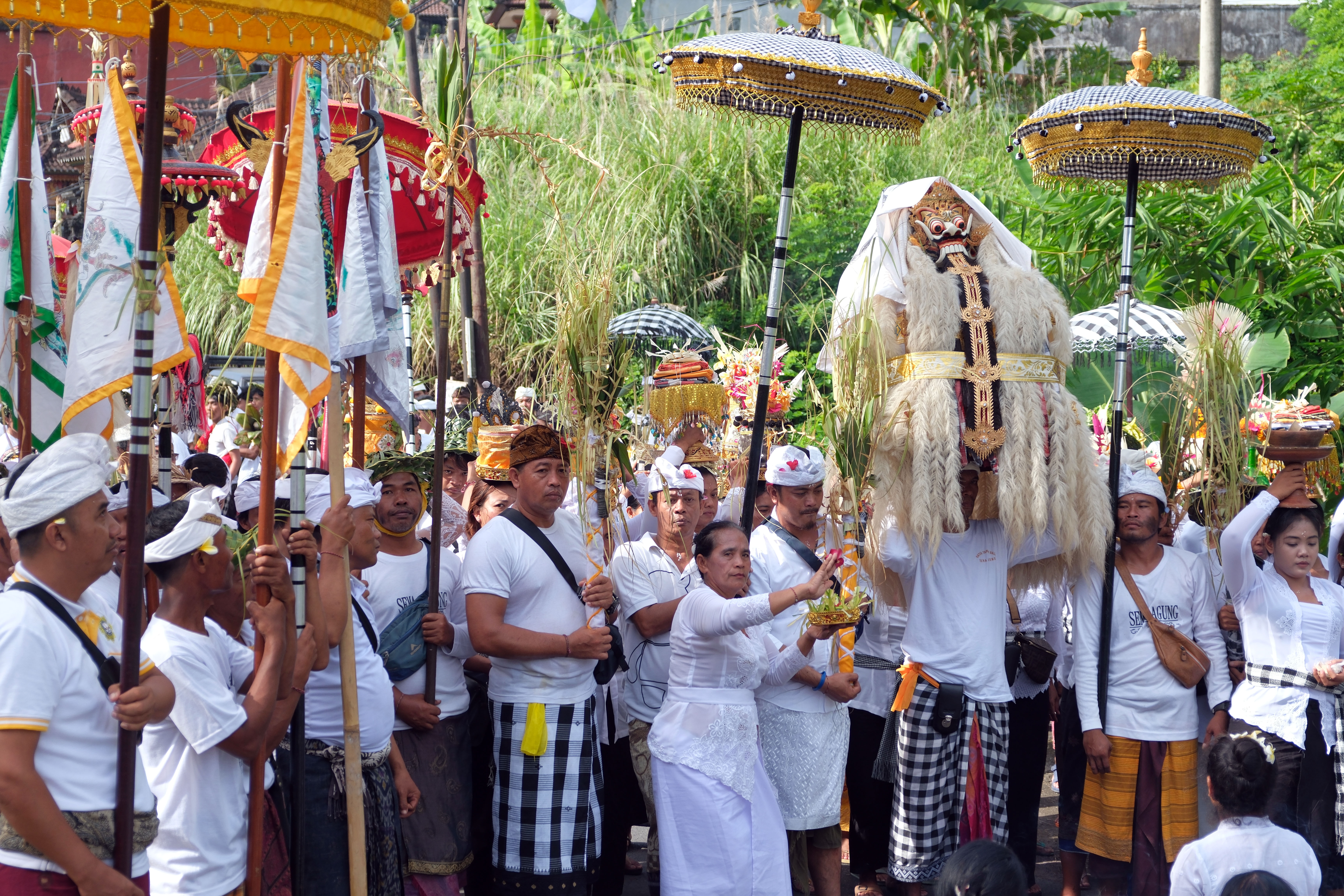 Warga Klungkung, Bali, menggelar prosesi adat