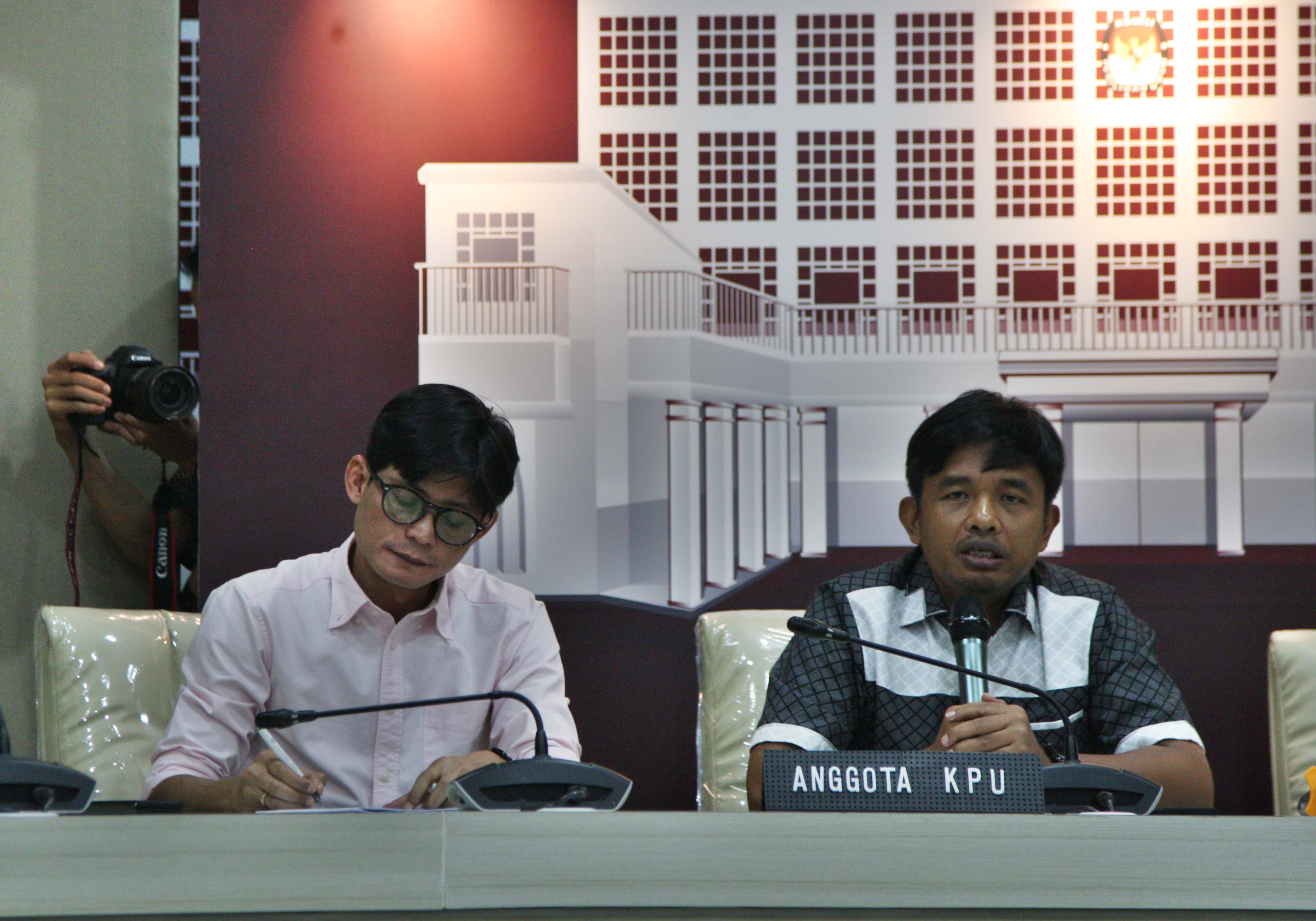 Idham Holik (kanan) memberikan keterangan pers terkait putusan Bawaslu atas pengaduan Partai Prima di Media Center KPU (24/03/2023)