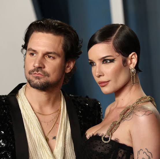 Halsey, putus dengan pacarnya Alev Aydin setelah hampir dua tahun memiliki putra Ender Ridley Aydin.