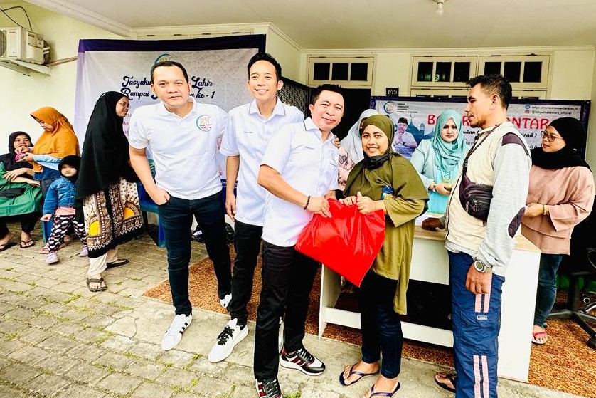 Mardiansyah bersama seorang warga dalam Bazar Nusantara.