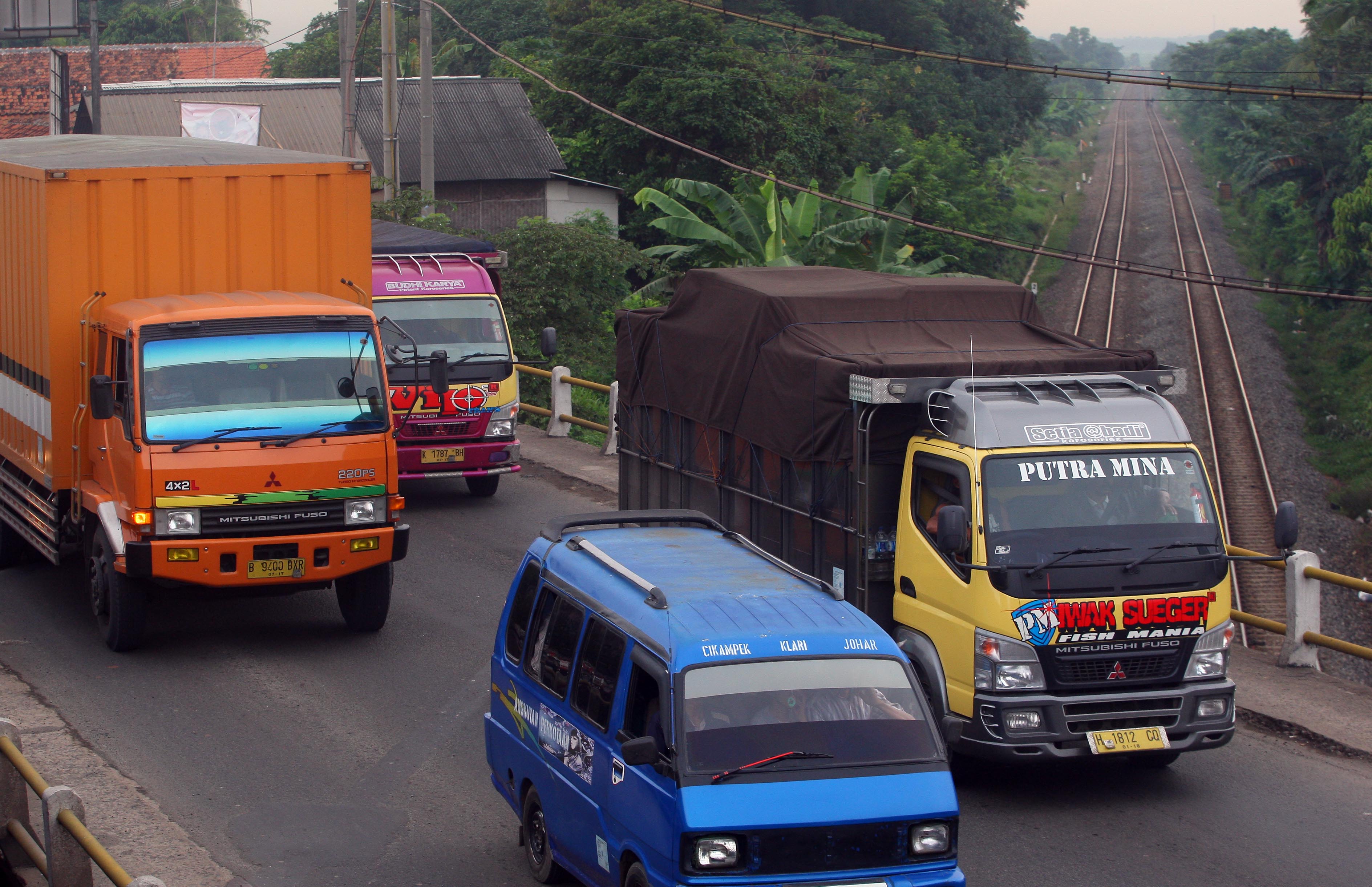 Kendaraan pengangkut melewati jalur Pantai Utara Jawa (Pantura) di kawasan Subang, Jawa Barat.