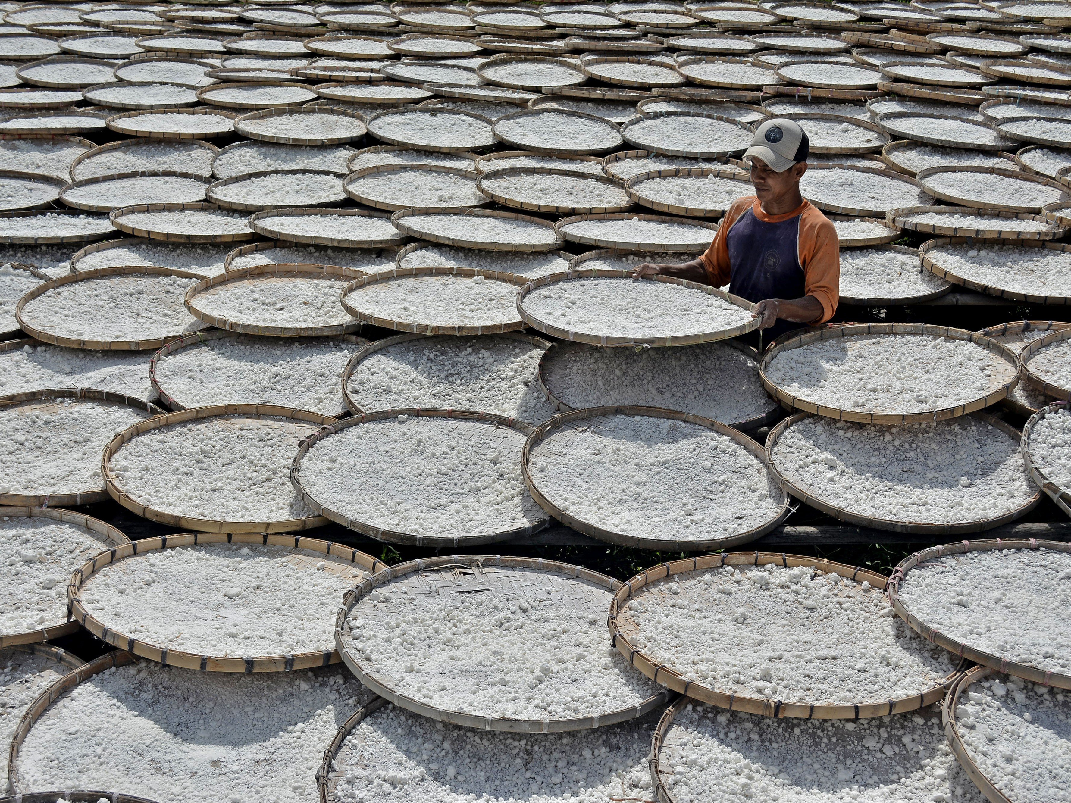 Pekerja menjemur tepung tapioka berbahan dasar singkong di Malangbong, Kabupaten Garut, Jawa Barat.