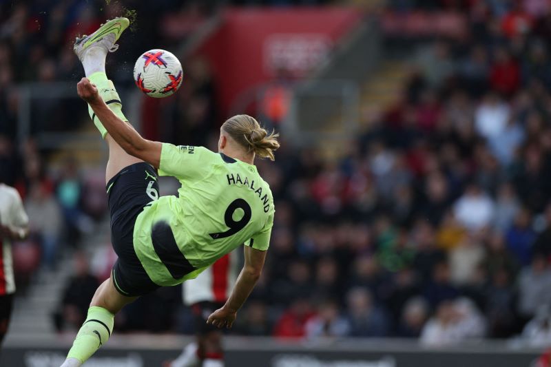 Penyerang Manchester City Erling Haaland mencetak gol melalui tendangan salto ke gawang Southampton, Sabtu (8/4) malam WIB.