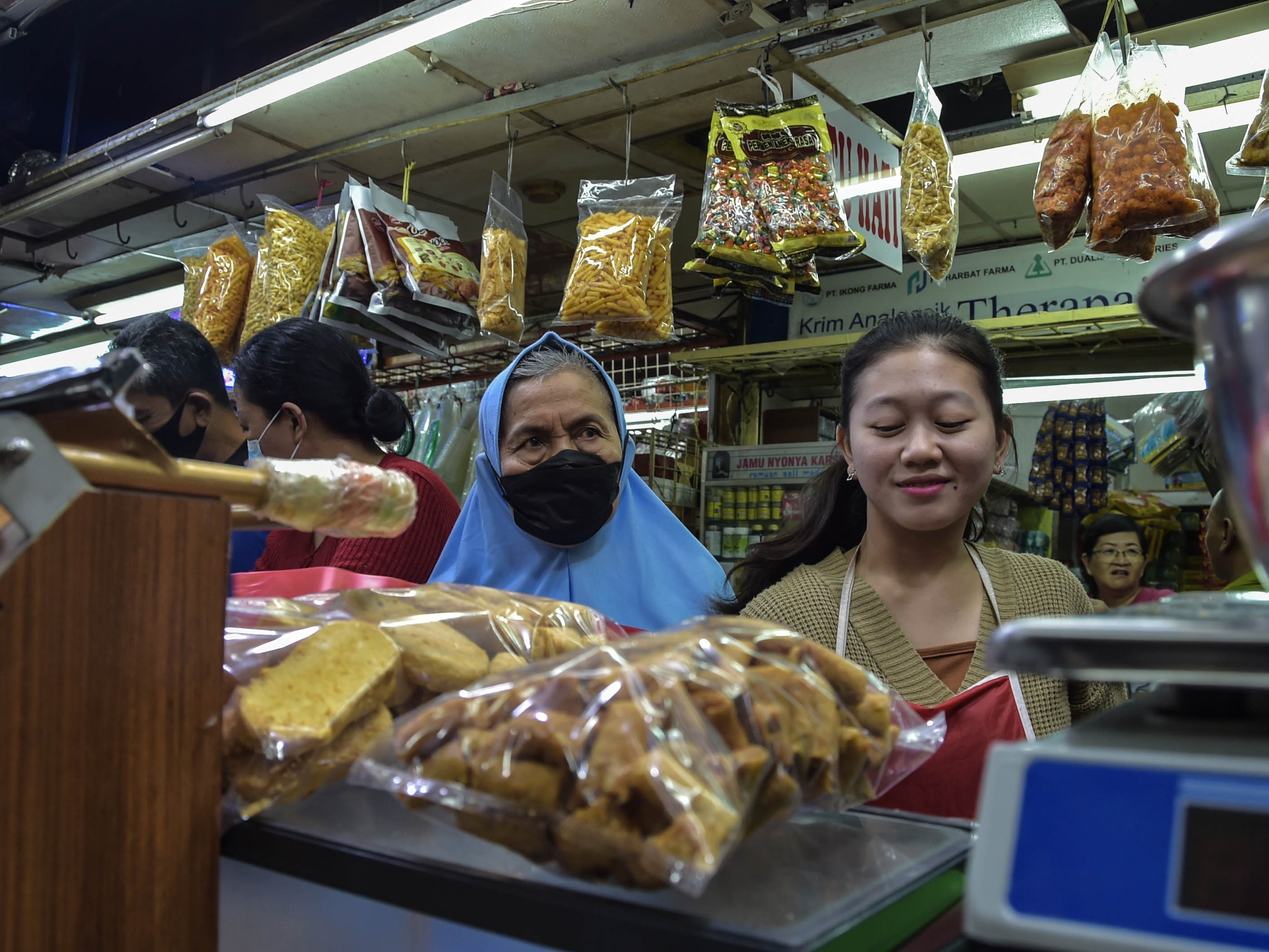  Calon pembeli memadati toko kue kering Satu Hati di Pasar Jatinegara, Jakarta Timur, Senin (17/4/2023).