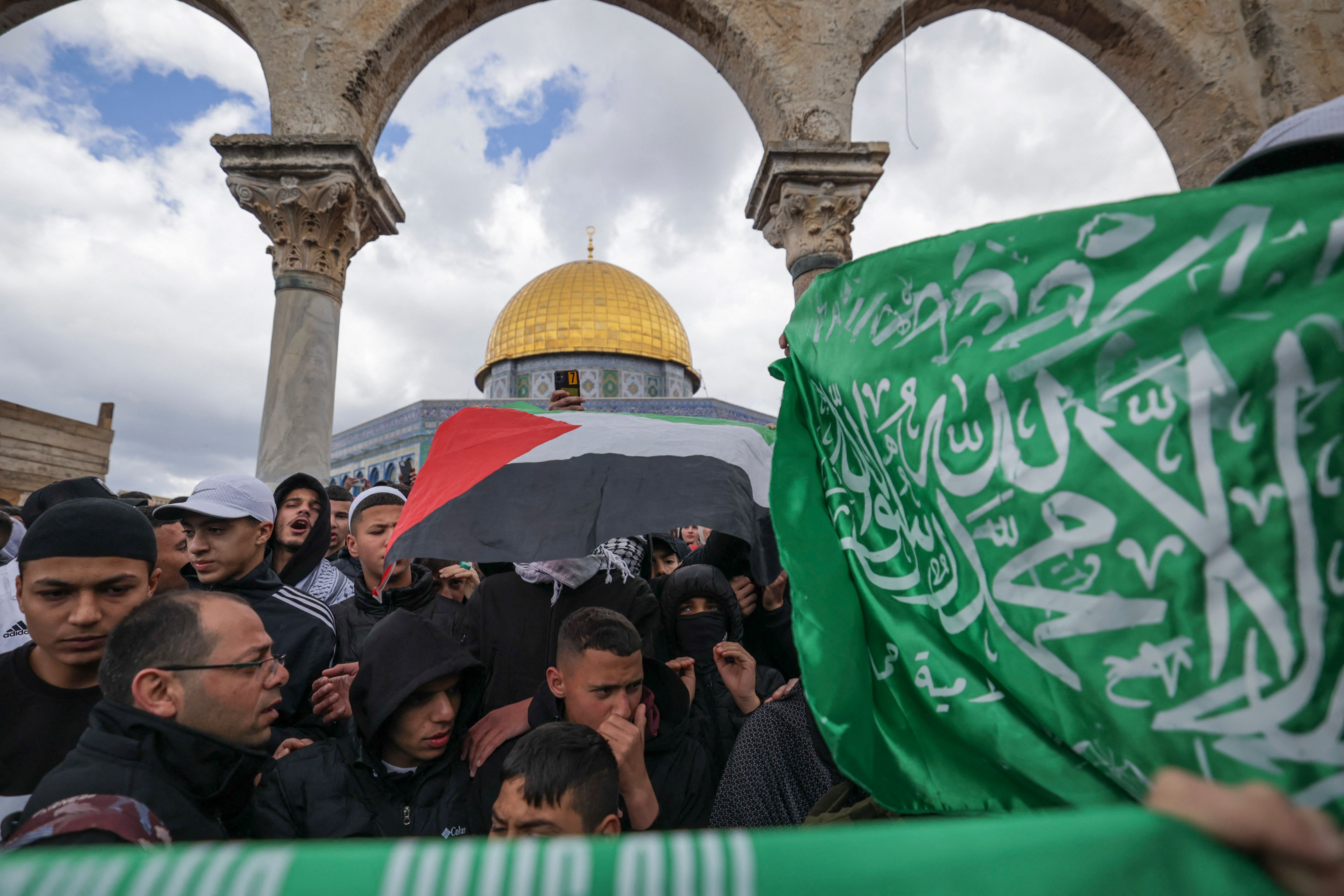 Warga Palestina berkumpul di depan komplek Masjid Al Aqsa, Jumat (31/3).